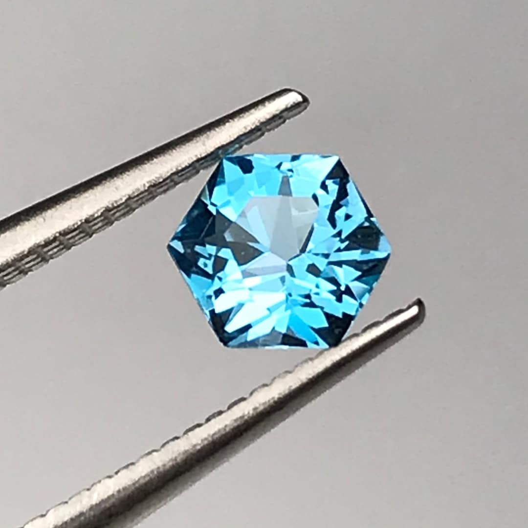 トパーズ　16g Swiss Blue Topaz Gem: 5mm Faceted Hexagon, Brazil CG2474 - Etsy