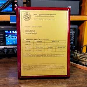 GMRS Lizenz Plakette - Gold & Schwarz auf Mahagoni - General Mobile Radio Service Service Lizenz