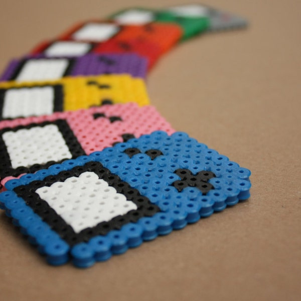 Insigne de porte-clés perler hama multicolore Game Boy