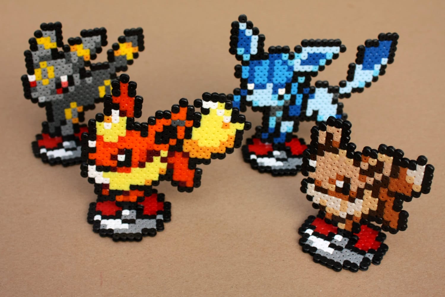 Evolução da Eevee (Pokémon) Ímã ou Chaveiro - Pixel Art/ Hama Beads