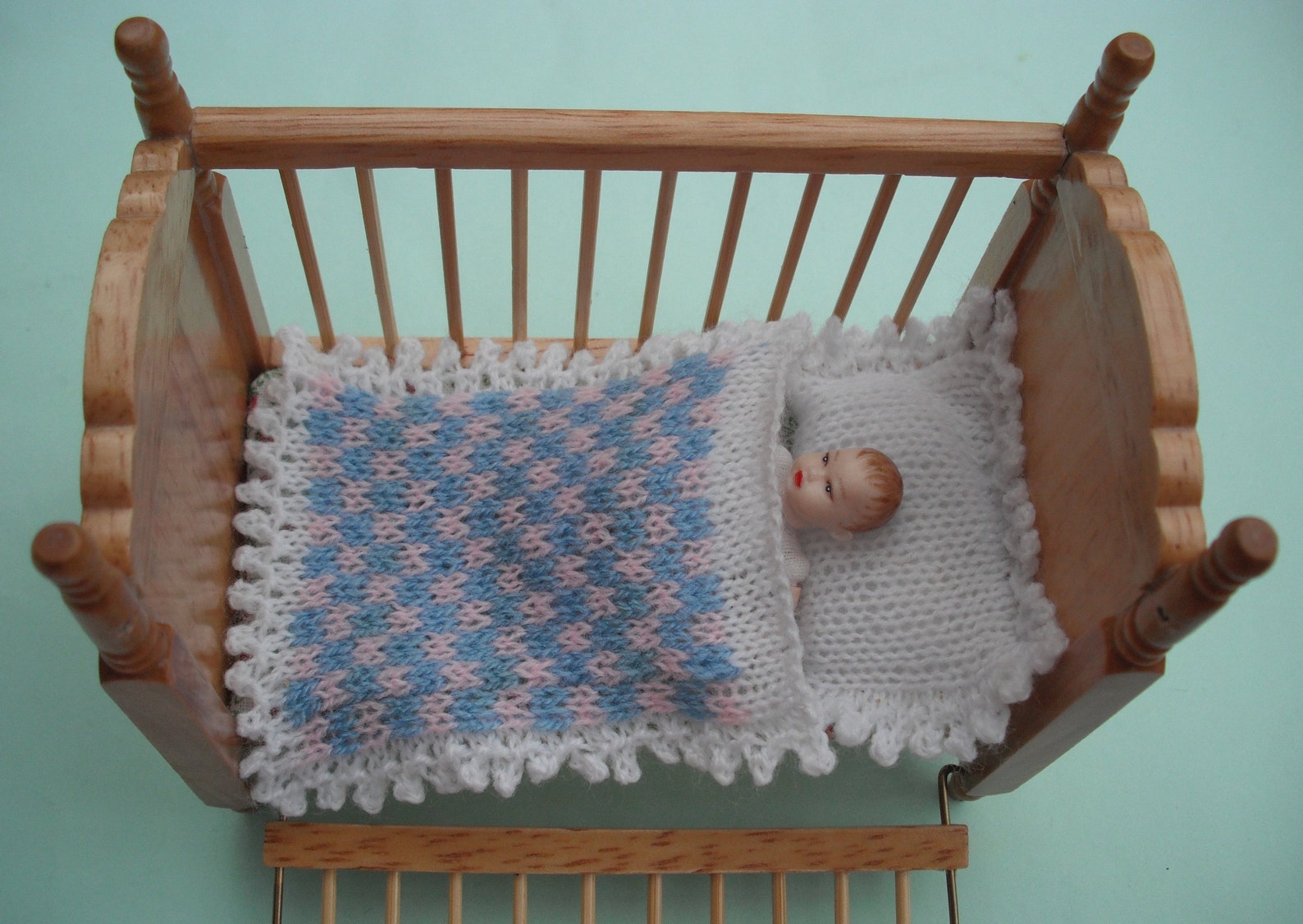 Easy to Knit Miniature Knitting Patterns for the Dolls House by Helen