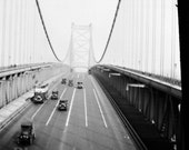 Fotografía Vintage negativo ~ puente de la suspensión y coches