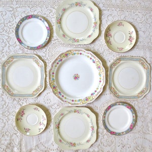 Juego de 9 platos de porcelana desiguales. Collage floral de pared. Decoración rústica. Platos vintage. Platos antiguos. Fiesta del té. Despedida de soltera. Estilo shabby chic.