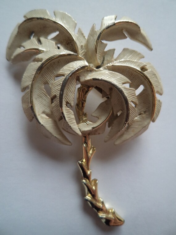 Vintage Brooch/Pin Stunning Goldtone and White Pal
