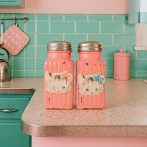 Kitty Salt & Pepper Shakers Kitschy Vintage Style Retro Kitty Cat Decor - Kitsch Home Decor - Mother&#39;s Day-Gift For Her