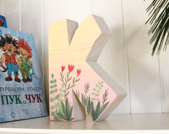 Lettre en bois peinte à la main de 7 po. avec fleurs - Accessoires photo bébé | Déco chambre d'enfant - Nouveau cadeau pour bébé - Déco chambre d'enfant