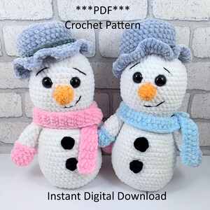 Könnte beinhalten: Zwei gehäkelte Schneemann-Amigurumi-Spielzeuge. Ein Schneemann hat einen rosa Schal und rosa Fäustlinge. Der andere Schneemann hat einen blauen Schal und blaue Fäustlinge. Beide Schneemänner haben schwarze Augen und eine Karottennase. Die Schneemänner sitzen auf einer Backsteinmauer. Der Text "***PDF*** Crochet Pattern" und "Instant Digital Download" ist unter den Schneemännern sichtbar.