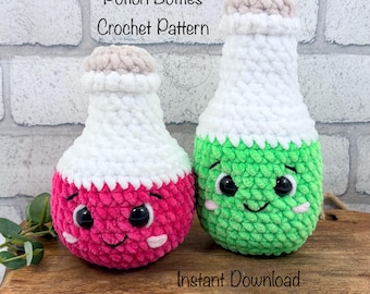 Op de afbeelding: Twee gehaakte toverdrankflessen met lachende gezichten. Eén fles is roze, de andere groen, beide met witte toppen en bruinachtige stoppers. De tekst "Potion Bottles Crochet Pattern" en "Instant Download" zijn zichtbaar.