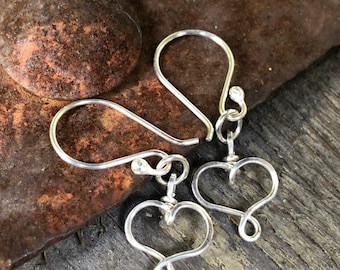 Pequeños pendientes de corazón de plata de ley: colgantes de alambre hechos a mano