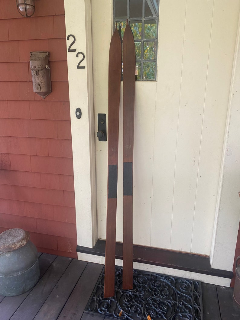 Beautiful Pointed Antique Wooden Skis strand Logo Visible exquisite