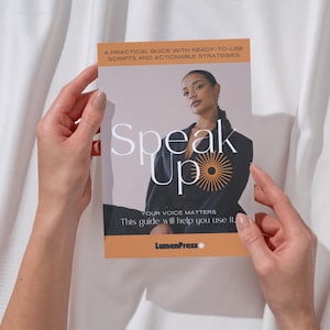 Puede incluir: Una portada de libro con el título "Speak Up" en letras blancas grandes. La portada presenta a una mujer con una blazer negra y detalles en naranja. El texto "A Practical Guide with Ready-to-Use Scripts and Actionable Strategies" está en la parte superior.