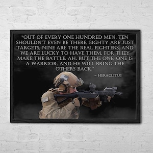 Poster de guerrier SWAT – Officier tactique SWAT en action | Citation du guerrier Héraclite | Art motivant la police et cadeau pour les héros des forces de l'ordre