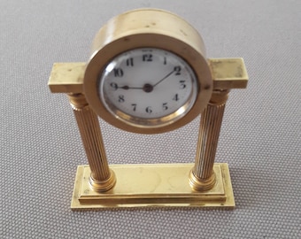 Reloj de escritorio con columna de bronce barnizado - Movimiento mecánico - Principios del siglo XX