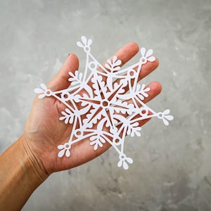 Grote papieren sneeuwvlokken voor het maken van kerstkaarten of cadeaupapier - winterstansen voor kinderen - sneeuwvlokversieringen Winterinterieur