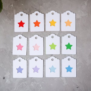 Minilabels met ster voor verjaardagsfeestjes voor kinderen - regenboogprijskaartjes voor babyspeelgoed - kleurrijke ministerren - 12 papieren labels voor cadeauverpakking