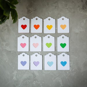 Mini etichette con cuori arcobaleno - etichette per bomboniere gay - celebrano l'amore etichette colorate per prezzi - 12 etichette di carta per feste lgbtq+ - etichette di compleanno