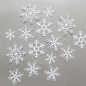 Papieren sneeuwvlokken - winterstansen - benodigdheden voor het maken van kerstkaarten - kinderen knutselen sneeuwvlokversieringen Cadeaupapier Winterinterieur