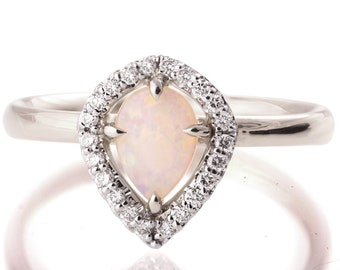 Anillo de compromiso de oro blanco sólido de 18 quilates con halo de diamantes y ópalo en forma de pera