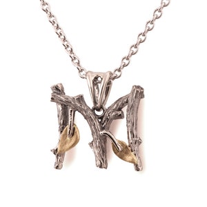 Colgante inicial, colgante de oro de 18 quilates, collar con inicial, colgante M, collar M, colgante de rama, colgante de hojas