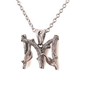 Colgante inicial, colgante de oro de 18 quilates, collar con inicial, colgante M, collar M, colgante de rama, colgante de hojas
