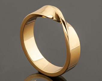 Mobius 18k Gold Ring Twisted wedding band