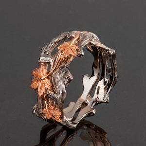 Breiter Ehering aus massivem 18-karätigem Gold mit Zweigen und Ahornblättern und einem schwarzen Zweigring