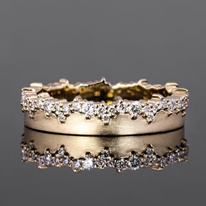 18k gouden diamanten ring: ontwerp gesmolten sneeuwcluster