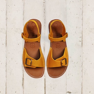 Chaussures plates en cuir, Chaussures d&#39;été, Sandale à coupe réglable, Chaussures pour femme, Sandales plates en cuir, Sandales en cuir moutarde, Sandales larges