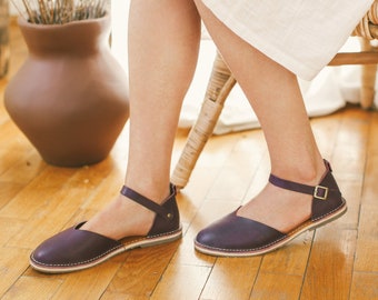Damen-Sommersandalen, flache Ledersandalen, Aubergine-Sandalen, nachhaltige Sommer-Flats, geschlossene Zehen, lässige Sandalen, Sommerschuhe, Slingback