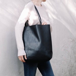 Black Vegan Leather Tote, Black Tote Bag, Vegan Tote Bag, Tote Bag, Large Vegan Leather Tote, Modern Vegan Leather Tote, Womens Leather Bag