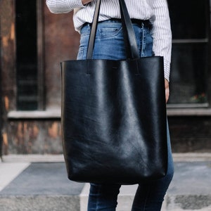 Grand sac fourre-tout végétalien, fourre-tout en cuir végétalien noir, sac fourre-tout noir, sac fourre-tout en cuir végétalien, grand fourre-tout en cuir végétalien, fourre-tout en cuir végétalien moderne,