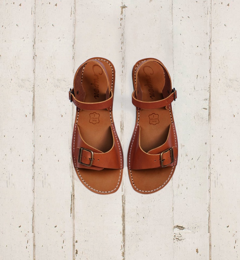 Sandale ajustée pied large pied étroit