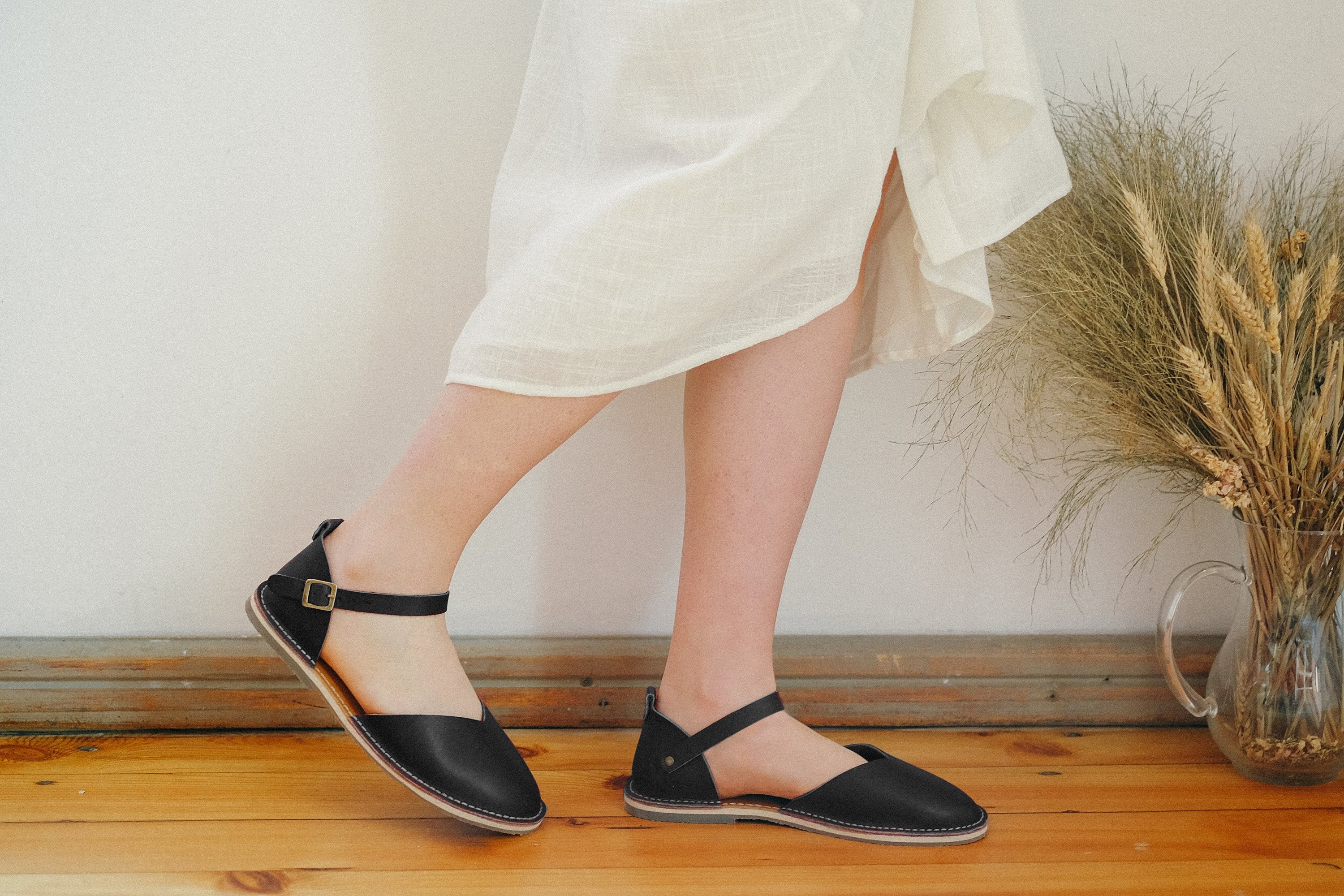 black flat sandals closed toe