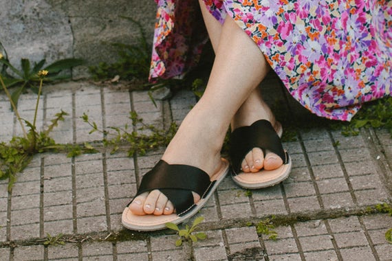 Correspondiente a conformidad solar Chanclas negras Sandalias para mujer Chanclas de cuero - Etsy España