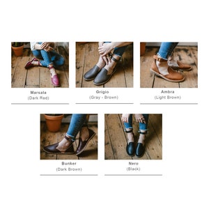 Op de afbeelding: Vijf paar leren sandalen met enkelbandjes in verschillende kleuren, waaronder donkerrood, grijs, lichtbruin, donkerbruin en zwart.