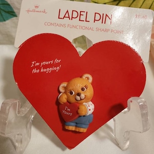 Vintage 1980s 1990s Hallmark Valentine Day Teddy Bear Pin NOS image 1