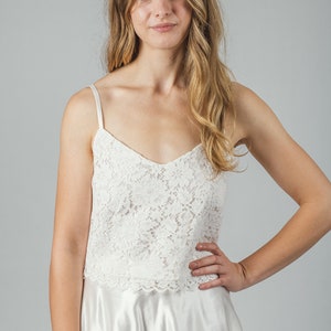 Camisola de encaje, camisola de novia de encaje &#39;July&#39; hecha de encaje de algodón orgánico, camisola de novia sencilla, chaleco de boda de encaje, hecha a mano en el Reino Unido