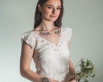 top da sposa in pizzo con scollo a V, top con bottoni in pizzo di cotone sul retro, top da sposa con scollo a V realizzato in pizzo di cotone inglese, top da sposa, top in pizzo bianco sporco uk