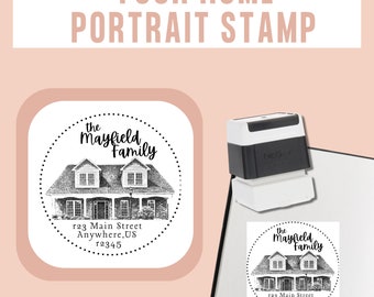 Könnte beinhalten: Ein schwarz-weißer Hausporträtstempel mit dem Text "YOUR HOME PORTRAIT STAMP". Der Stempel zeigt eine Hausillustration mit dem Text "the Mayfield Family" und Adressdetails. Ein Stempel wird neben einem gestempelten Bild gezeigt.