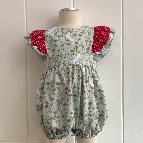Barboteuse fille bulle avec des manches de flottement de contraste. Un chaque taille disponible 0 et 1