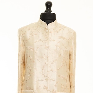 Men&#39;s Ivory Embroidered Silk Nehru Jacket: Mandarin Collar Wedding Guest