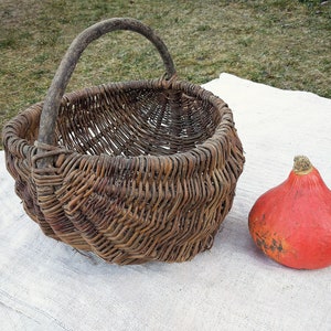 Vintage basket Large Wicker hamper Farmhouse cottage Kitchen storage box Rustic home decor Gathering basket Decorative country basket