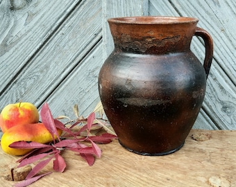 茶色の陶器の原始的な容器の水差し、アンティークの陶器のポット
