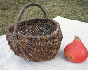 Vintage basket Large Wicker hamper Farmhouse cottage Kitchen storage box Rustic home decor Gathering basket Decorative country basket