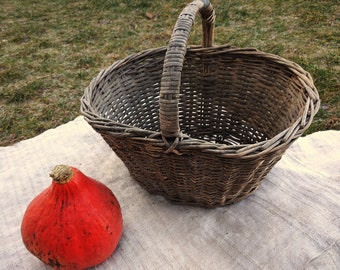 Vintage basket Large hamper Wicker storage box Farmhouse cottage kitchen Rustic home decor Large basket Decorative country basket