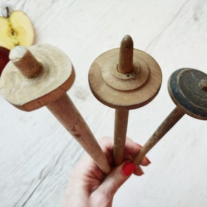 Vintage drop spindle Spinnind wheel spindle Antique wood top whorl drop spindle Rustic home decor Hand turned wooden spindle