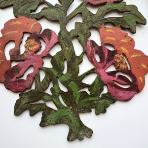 Peut inclure: Une d&eacute;coupe d'un motif floral avec des fleurs et des feuilles peintes en rouge, rose et vert.
