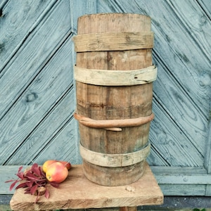 原始的なアンティークの木製花瓶 素朴な家庭装飾 大きなアンティークの容器 カントリー花瓶 古い木製の装飾 背の高い花瓶 農家の床置き花瓶