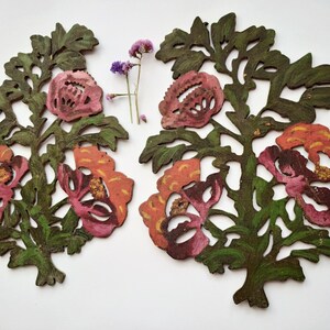 Peut inclure: Deux fleurs en papier d&eacute;coup&eacute;es avec soin, avec des tiges et des feuilles vertes. Les fleurs sont peintes dans des tons de rose, orange et jaune.