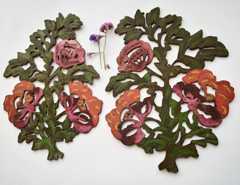 Peut inclure: Deux fleurs en papier d&eacute;coup&eacute;es avec soin, avec des tiges et des feuilles vertes. Les fleurs sont peintes dans des tons de rose, orange et jaune.